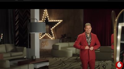 مرتديا بدلة من اللون الأحمر.. اعلان ڤودافون رمضان 2024 للنجم عمرو دياب يتصدر التريند (فيديو)