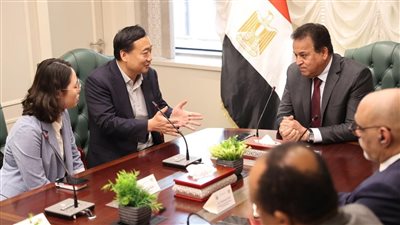 وزير الصحة يناقش مع شركة 