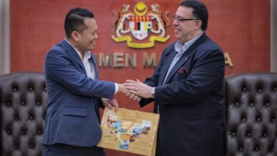 سفير مصر في كوالالمبور يلتقي وزير البيئة الماليزي