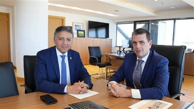 سفير مصر في أثينا يلتقي بوزير الهجرة واللجوء اليوناني