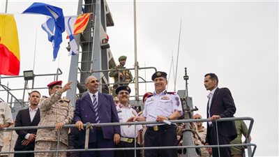  نائب رئيس مجلس القيادة الرئاسي باليمن يدشّن إدخال آليات جديدة للقوات البحرية (صور)