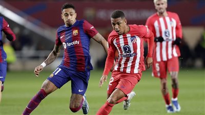 رسميًا.. سانشيز مارتينيز حكمًا لقمة أتلتيكو مدريد ضد برشلونة في الدوري الإسباني