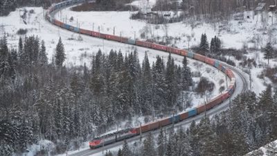 صحيفة أمريكية: السكك الحديدية في روسيا تعزز الطلب على نقل البضائع إلى أوروبا بعد هجمات البحر الأحمر