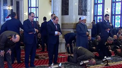 عبدالفتاح السيسى يؤدى صلاة الجمعة بمسجد المشير طنطاوى بذكرى العاشر من رمضان