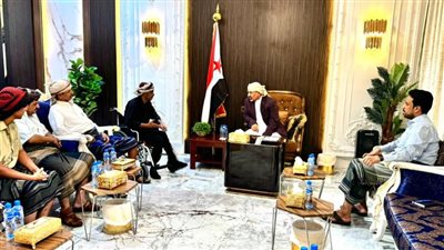 نائب رئيس مجلس القيادة الرئاسي باليمن يلتقي أسرة الشهيد العميد سعيد الصريمي ويشيد بتضحياتها