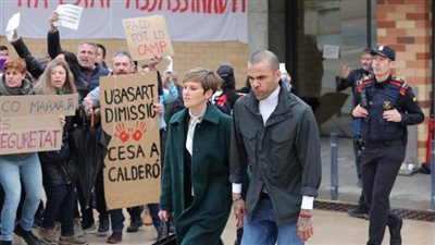 شاهد.. داني ألفيس يغادر السجن بعد قبوله شروط المحكمة (فيديو)