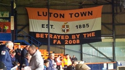 ضمن حملات توعية بأهمية الصيام.. لوتون تاون ينظم إفطارًا جماعيًا للمسلمين داخل النادي