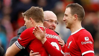 بعد إصابته بالسرطان.. ليفربول يحقق حلم إريكسون لتولّي قيادته في أنفيلد (صور)