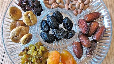 فوائد الفواكه المجففة على السحور.. تمنح الصائم شعورًا بالشبع