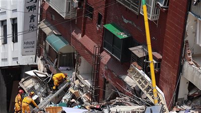 بالفيديو.. شاهد زاوية أخرى للمبنى المنهار في تايوان بعد الزلزال المدمر