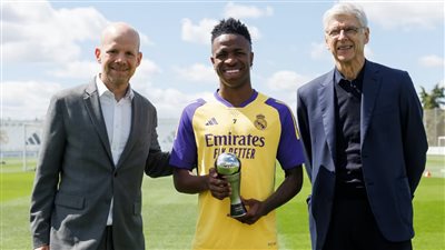 ما سر ظهور أرسين فينجر في مقر تدريبات ريال مدريد؟ (صور)