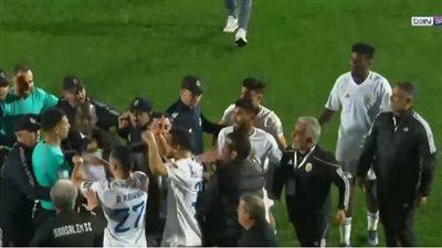 اعتداء لاعبي أبوسليم الليبي على الحكم المصري محمد معروف.. (فيديو)