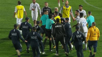 شاهد.. الاعتداء على الحكم المصري محمد معروف في مباراة نهضة بركان وأبو سليم بالكونفدرالية الإفريقية