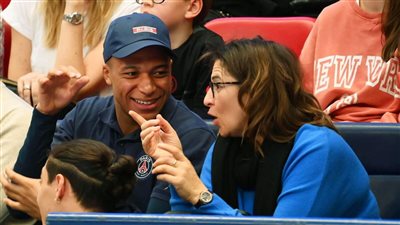 ما سر زيارة والدة مبابي إلى الجزائر؟ (صور)