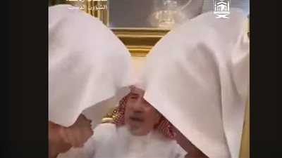 السديس والمعيقلي يقبلان يد الشيخ ‎عثمان طه خطاط المصحف الشريف (فيديو)