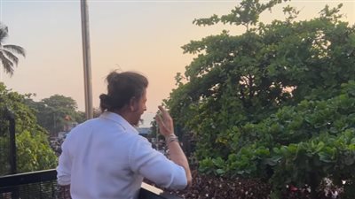 ظهر خلاله وهو يقوم بتحية محبيه.. فيديو يوثق ما فعله شاروخان بالتزامن مع عيد الفطر (فيديو)