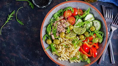 سلطة المكرونة بالتونة والخضار.. وصفتين والأخيرة لها دريسنج رائع