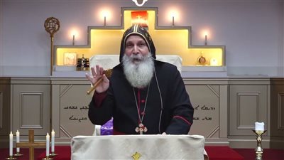 طعن أسقف شهير في أستراليا خلال بث مباشر (فيديو)