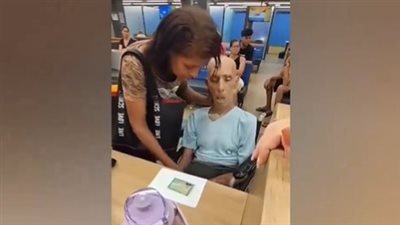 أغرب من الخيال.. امرأة تصطحب جثة عمها للحصول على قرض وهذا ما حدث (فيديو)