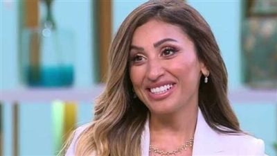 ما سبب تأخر دينا الشربيني في ارتداء الفستان الأبيض؟.. رد ناري