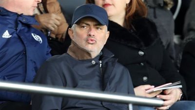 مورينيو يظهر في مباراة ليفربول وفولهام.. هل يستعد لخلافة كلوب؟