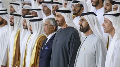 رئيس دولة الإمارات ومحمد بن راشد يشهدان عرسا جماعيا (صور)
