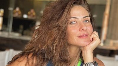 ، مرتديه بنطال جينز باللون الرمادي الغامق.. هيدي كرم تتصدر التريند (صور)