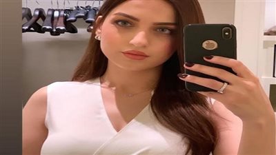  باللون الأسود.. المذيعة ياسمين عز تتصدر مواقع التواصل (صورة)