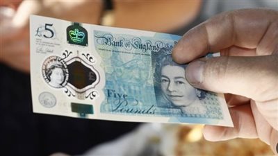 الجنيه الإسترليني يرتفع مقابل الدولار واليورو
