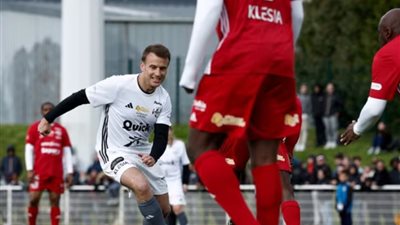 مع فريق هازارد.. رئيس فرنسا يستعرض قدراته الرياضية في مباراة خيرية