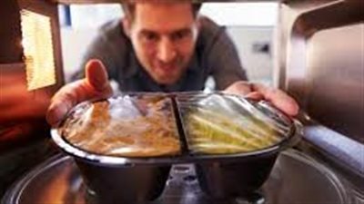 أضرار إعادة تسخين الطعام.. 