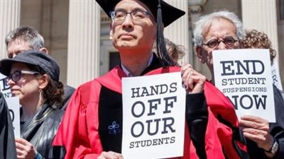 أعضاء هيئة التدريس في الولايات المتحدة يقفون إلى جانب الطلاب المحتجين في غزة