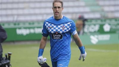 لعدم وجود لاعبين.. مدرب حراس مرمى يشارك في مباراة بالدوري الإسباني