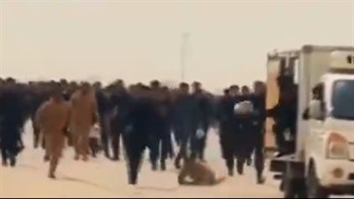 شاهد.. تدافع عناصر الشرطة الليبية للحصول على الطعام 