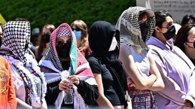 لماذا يرتدي الطلاب الأمريكيون المتظاهرون المؤيدون للفلسطينيين أقنعة في الحرم الجامعي؟