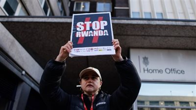 بريطاينا ترسل أول مهاجر غير شرعي إلى رواندا بموجب خطة إعادة توطين  