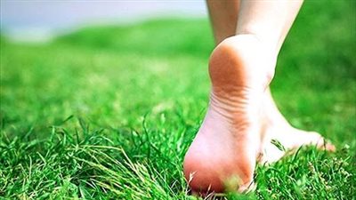 هل المشي حافيا مفيد؟.. تعرف على مزاياه على النجيل الاخضر