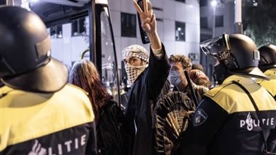 الشرطة الهولندية تعتقل 124 شخصا لإنهاء احتجاج على الصراع بين إسرائيل وغزة 