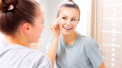 تنظيف البشرة الدهنية بعمق في المنزل.. 7 خطوات أساسية أبرزها البخار