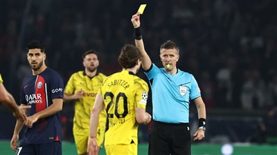 ما سر بكاء حكم مباراة سان جيرمان وبروسيا دورتموند بعد نهايتها؟ (صورة)
