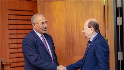 نائب رئيس مجلس القيادة الرئاسي باليمن يطّلع على سير العمل بوزارة الخارجية وشؤون المغتربين ببلاده