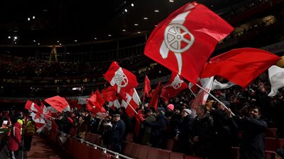 بالألعاب النارية.. جمهور أرسنال يحاصر فندق مانشستر سيتي قبل لقاء توتنهام (فيديو)