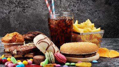 ما هي الأطعمة فائقة المعالجة وكيف تسبب قِصر العمر؟ احذر هذه الأكلات