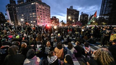 شرطة نيويورك تعتقل ما لا يقل عن 34 شخصًا في صدامات مع مؤيدي فلسطين