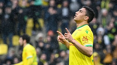 اتهمته بالعنصرية.. وزيرة الرياضة الفرنسية تهاجم مصطفى محمد لرفضه المشاركة في جولة المثليين