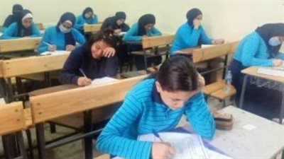 توافد طلاب أولى ثانوى بالجيزة على اللجان لأداء امتحانى الأحياء والتاريخ