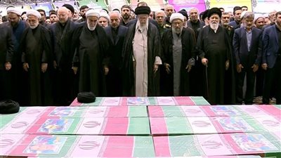 خامنئى يصلى على جثمان اإبراهيم رئيسي والوفد المرافق له
