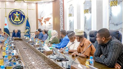 نائب رئيس مجلس القيادة الرئاسي باليمن يحثّ النقابات العمالية على تنسيق عملها مع الوزارات (صور)