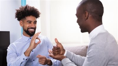 كيف نتواصل مع الصم؟.. 9 خطوات أساسية أبرزها الإشارة والإيماءات