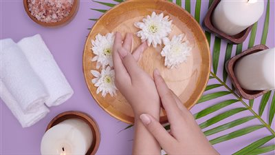 5 خلطات منزلية لتقوية الأظافر أبرزها الثوم والفازلين